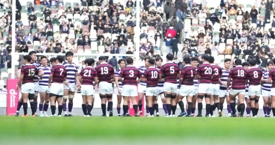 早大対明大　試合後、握手を交わす両チームの選手たち（撮影・横山健太）