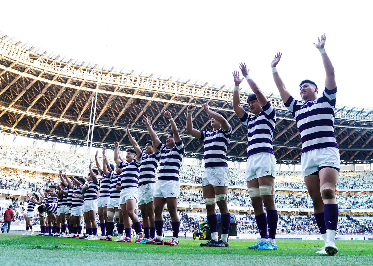 早大対明大　試合に勝利し声援に応える明大の選手たち（撮影・横山健太）