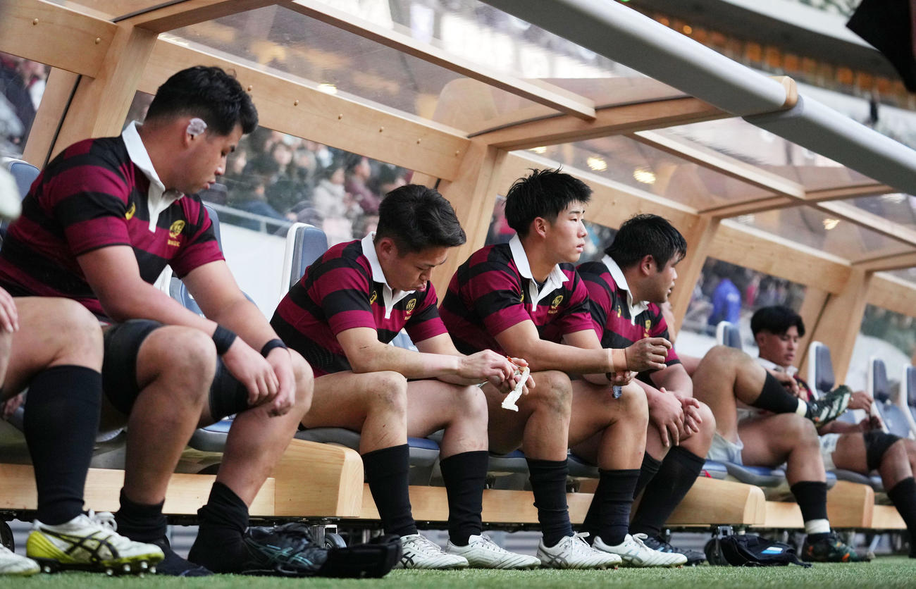 早大対明大　試合に敗れ肩を落とす早大の選手たち（撮影・横山健太）