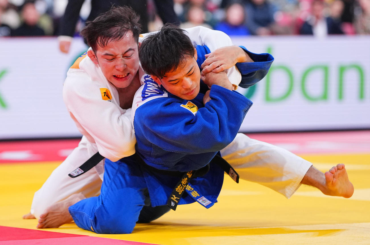 男子60キロ級決勝で対戦する高藤（左）と永山（撮影・垰建太）