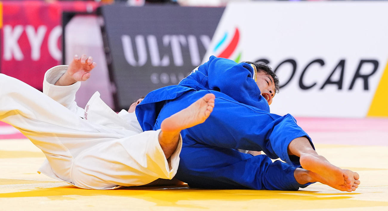 男子60キロ級・決勝で対戦する高藤（左）から一本勝ちを決める永山（撮影・垰建太）