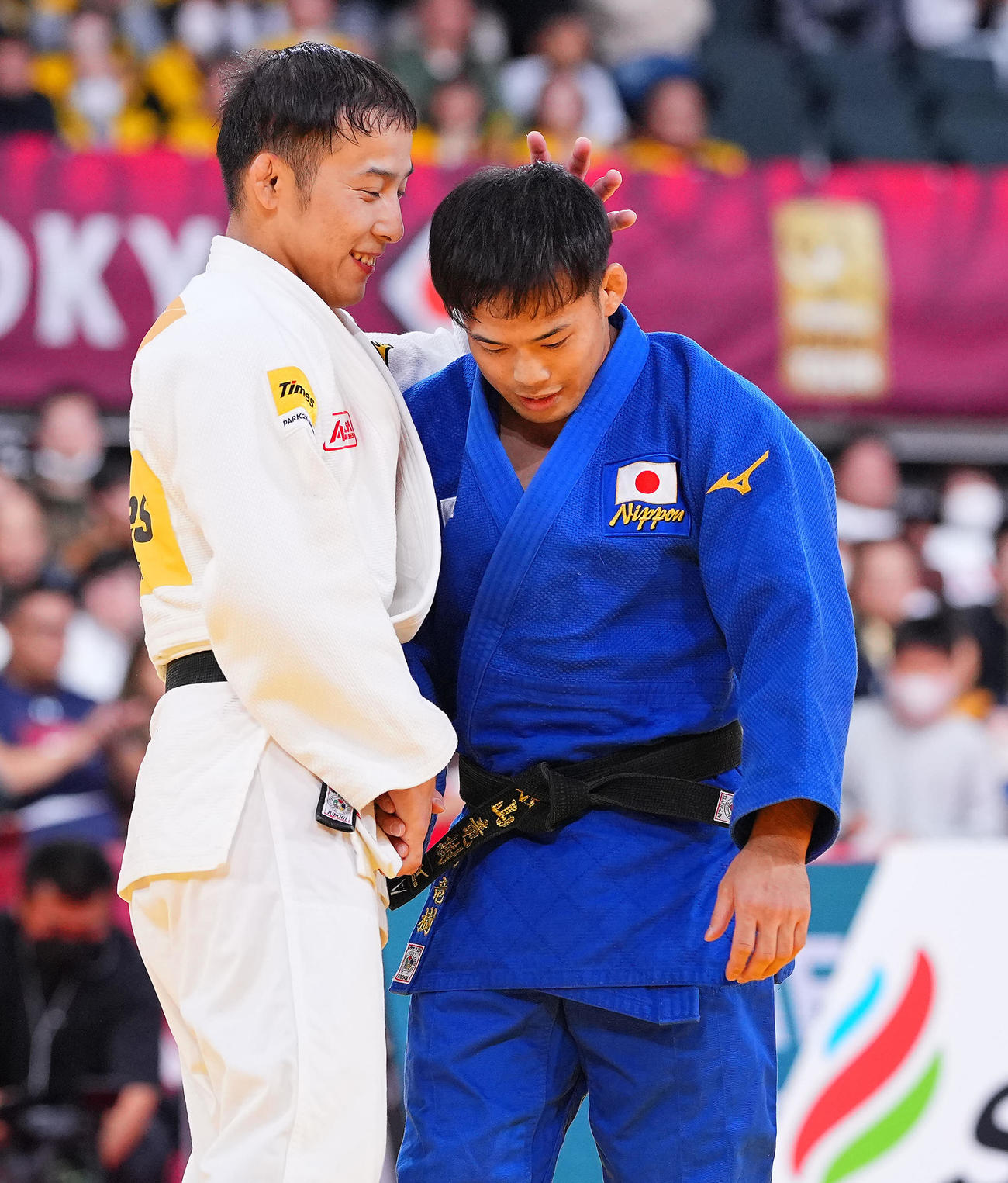 男子60キロ級・決勝で対戦し敗れた高藤（左）は笑顔で永山の頭をなで健闘をたたえ合う（撮影・垰建太）