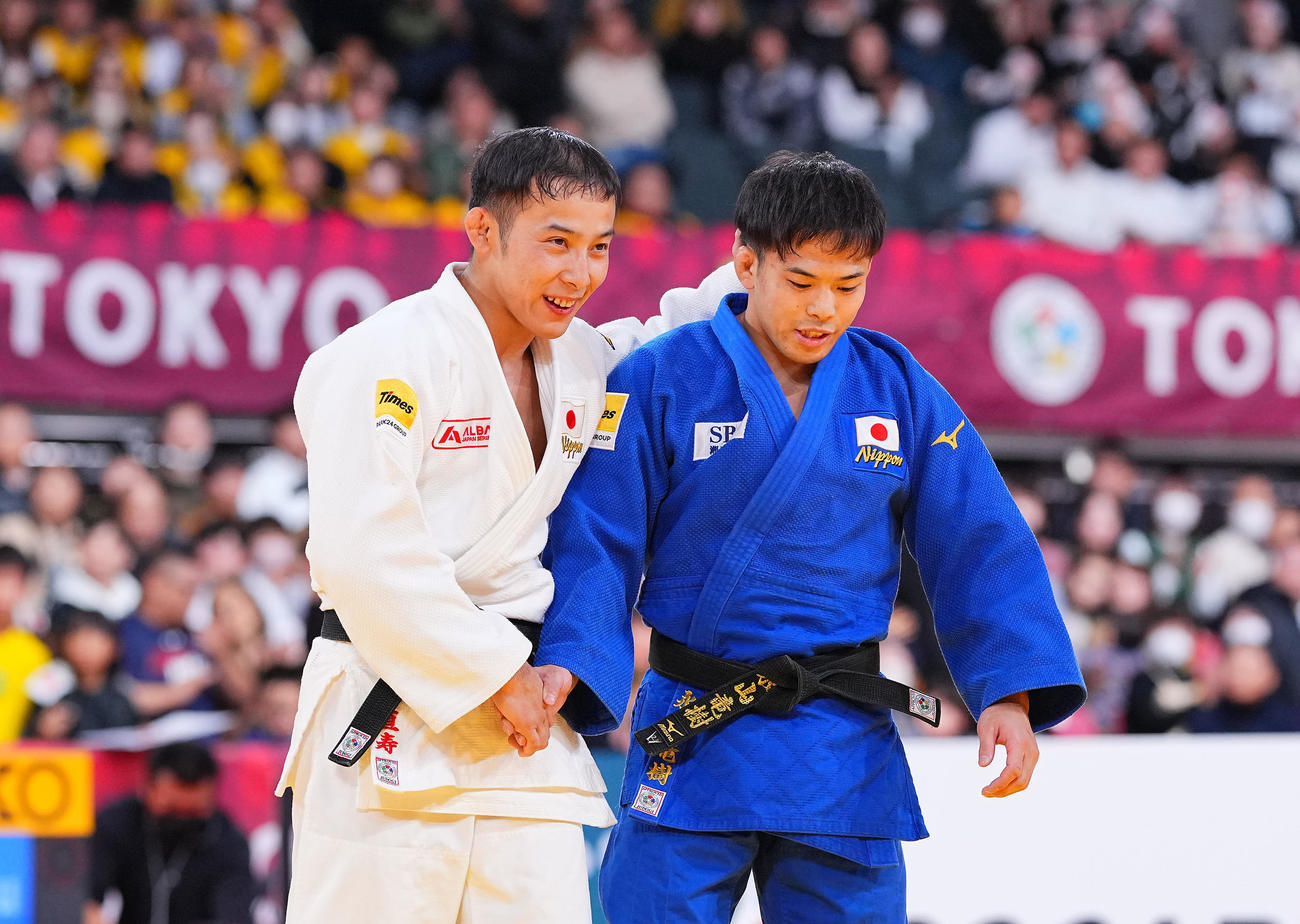 男子60キロ級・決勝で対戦し敗れた高藤（左）は笑顔で永山の頭をなで健闘をたたえ合う（撮影・垰建太）