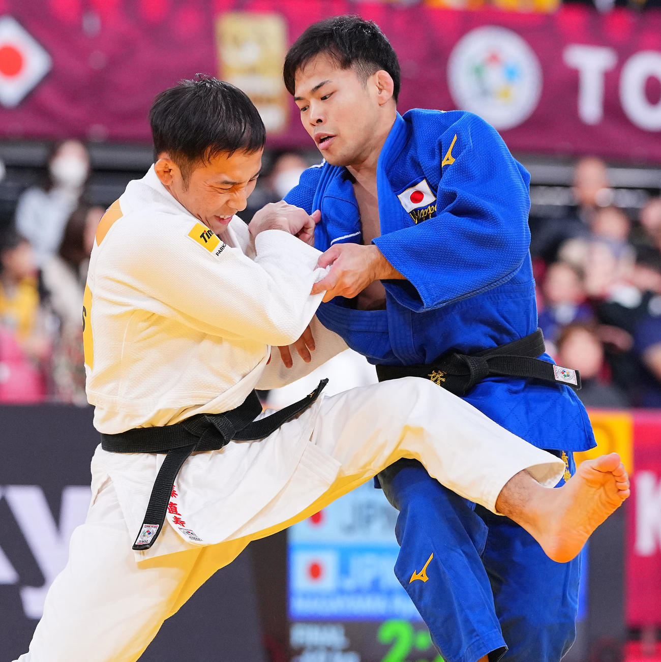 男子60キロ級・決勝で対戦する高藤（左）と永山（撮影・垰建太）