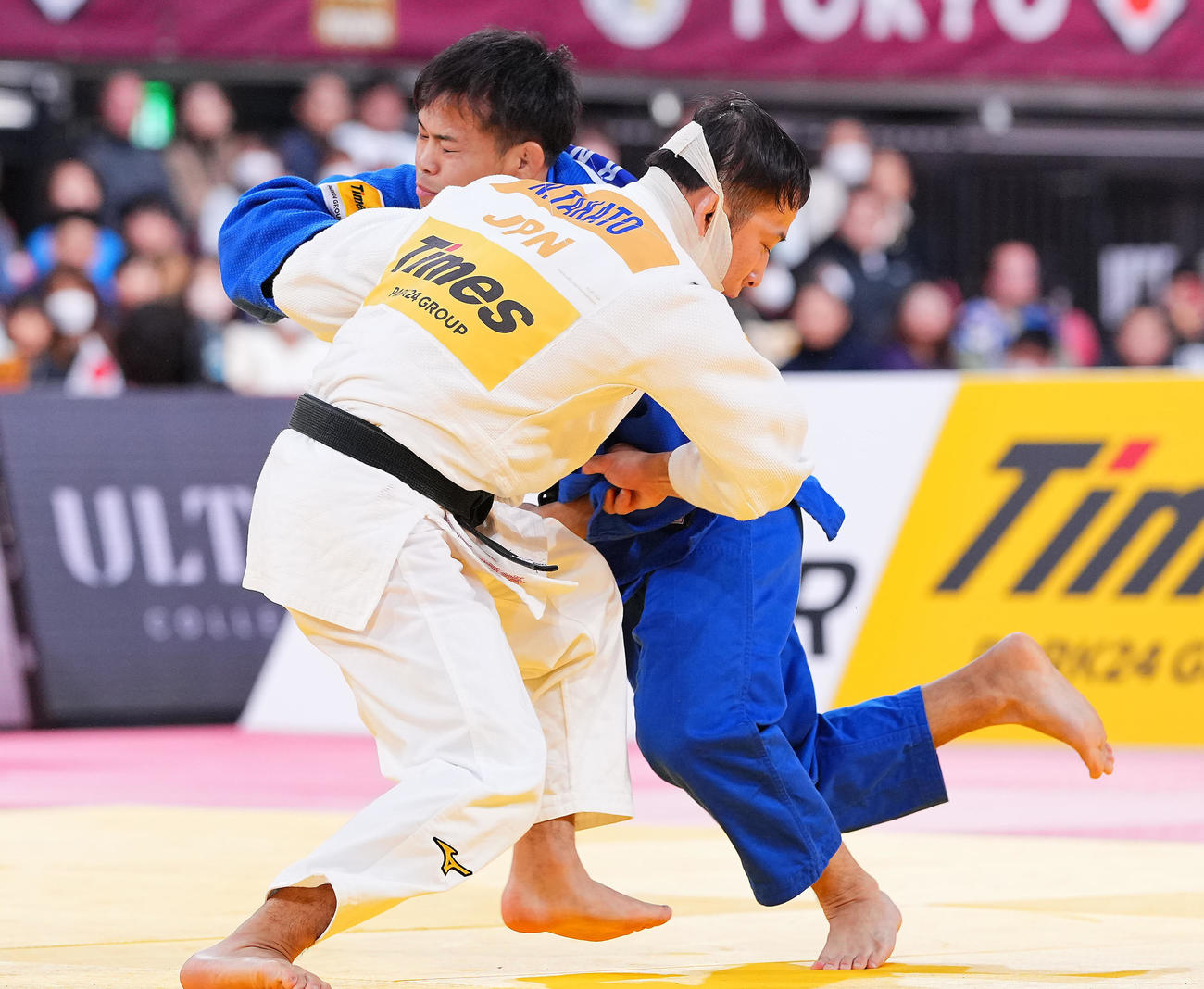 男子60キロ級・決勝で対戦する高藤（手前）から一本勝ちを決める永山（撮影・垰建太）