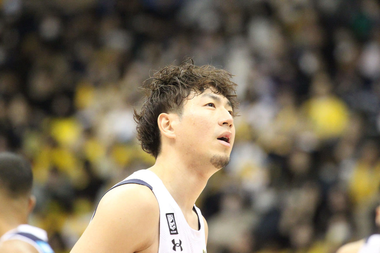 横浜BC対宇都宮　今季初のダンクシュートなどで勝利に貢献した宇都宮比江島慎（2023／12／03＝沢田啓太郎）