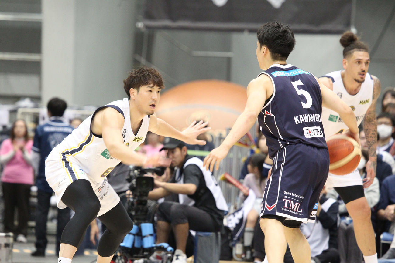 横浜BC対宇都宮　河村勇輝をマークする宇都宮比江島慎（2023／12／03＝沢田啓太郎）