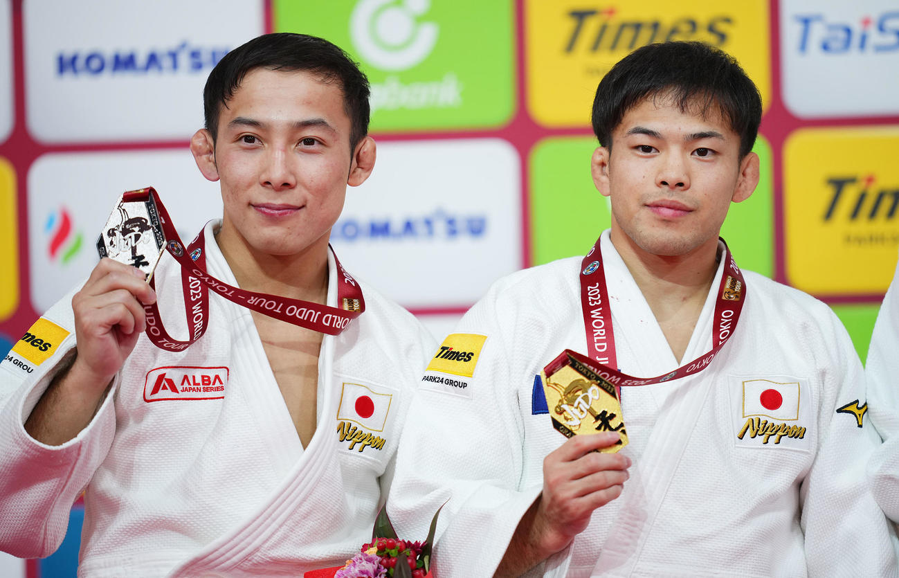 男子60キロ級の表彰台でメダルを手に笑顔で写真に納まる高藤（左）と永山（撮影・垰建太）