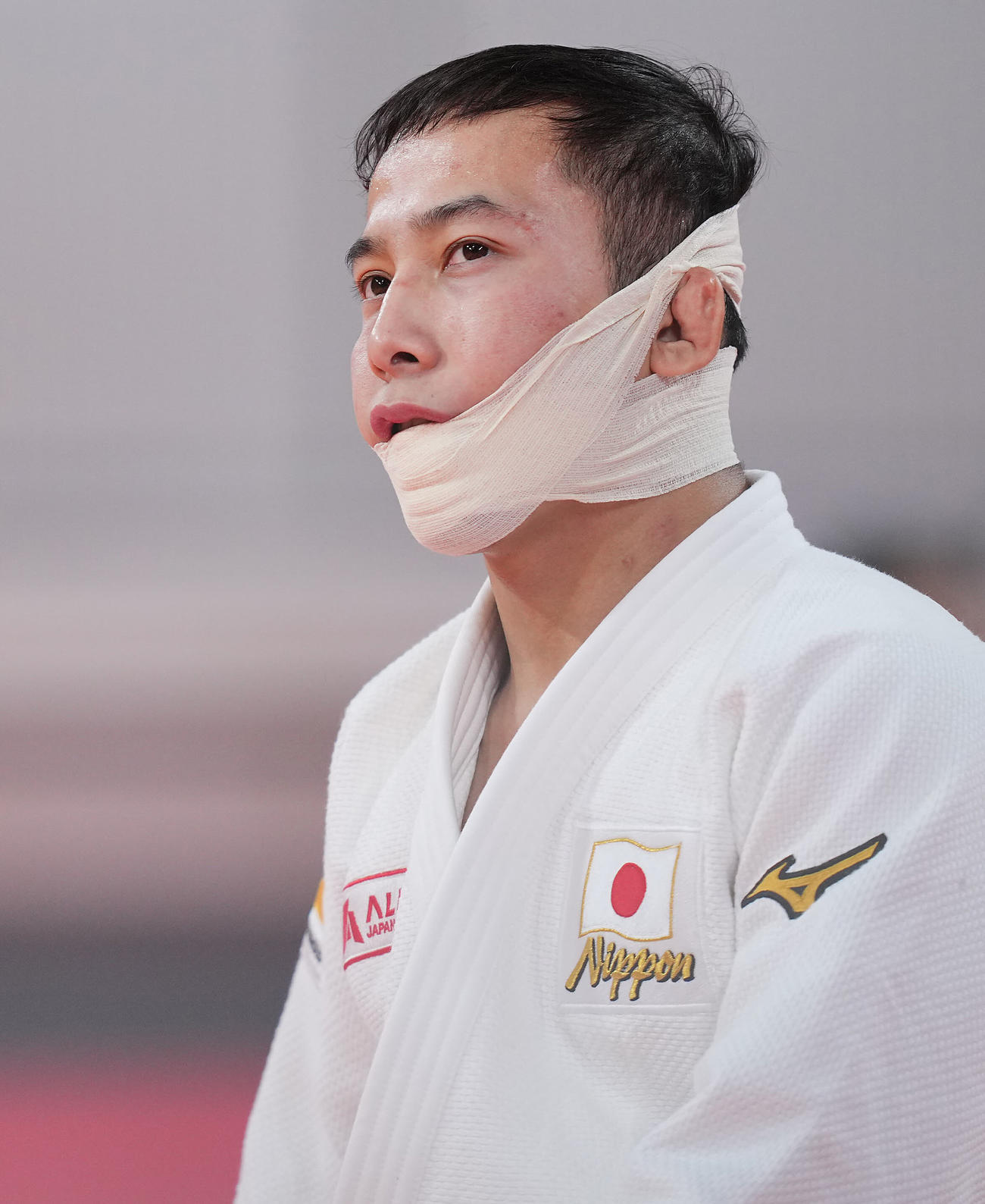 男子60キロ級・決勝、試合中に口から出血した高藤はアゴにテーピングを巻き試合に戻る（撮影・垰建太）