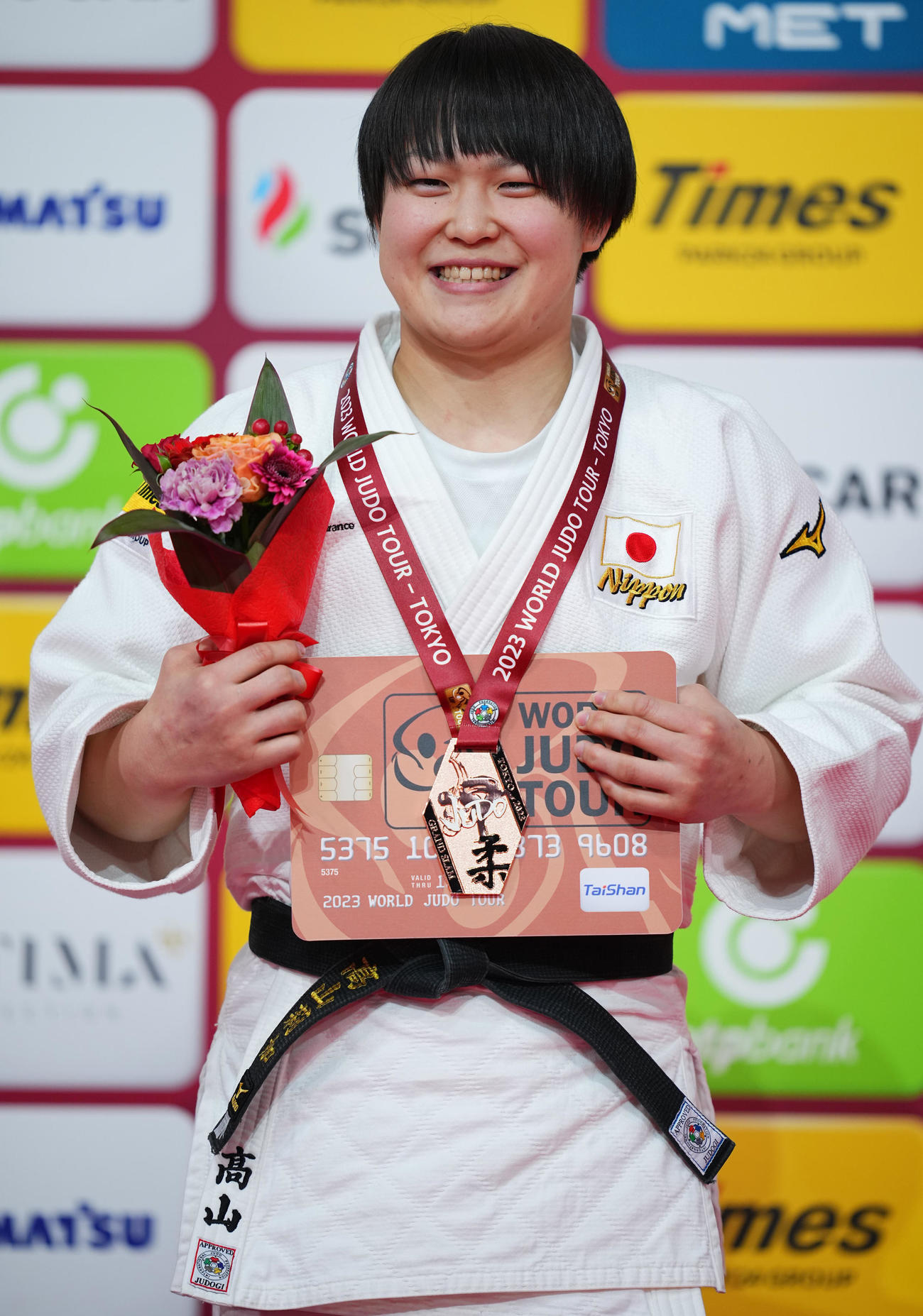 女子78キロ級で3位となり表彰台で笑顔を見せる高山（撮影・垰建太）