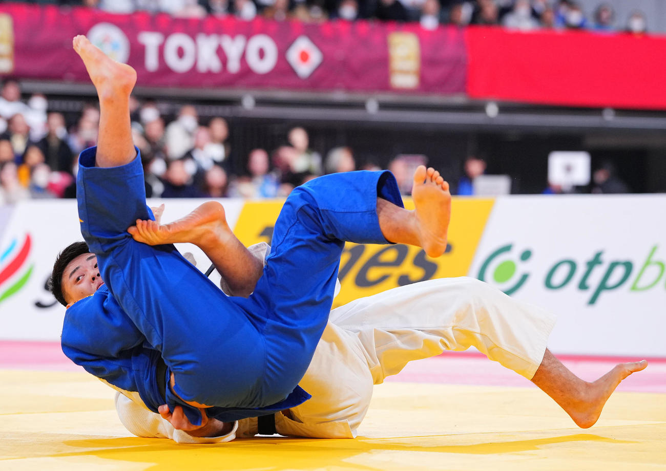 男子100キロ級決勝、一本負けを喫する新井（左）（撮影・垰建太）