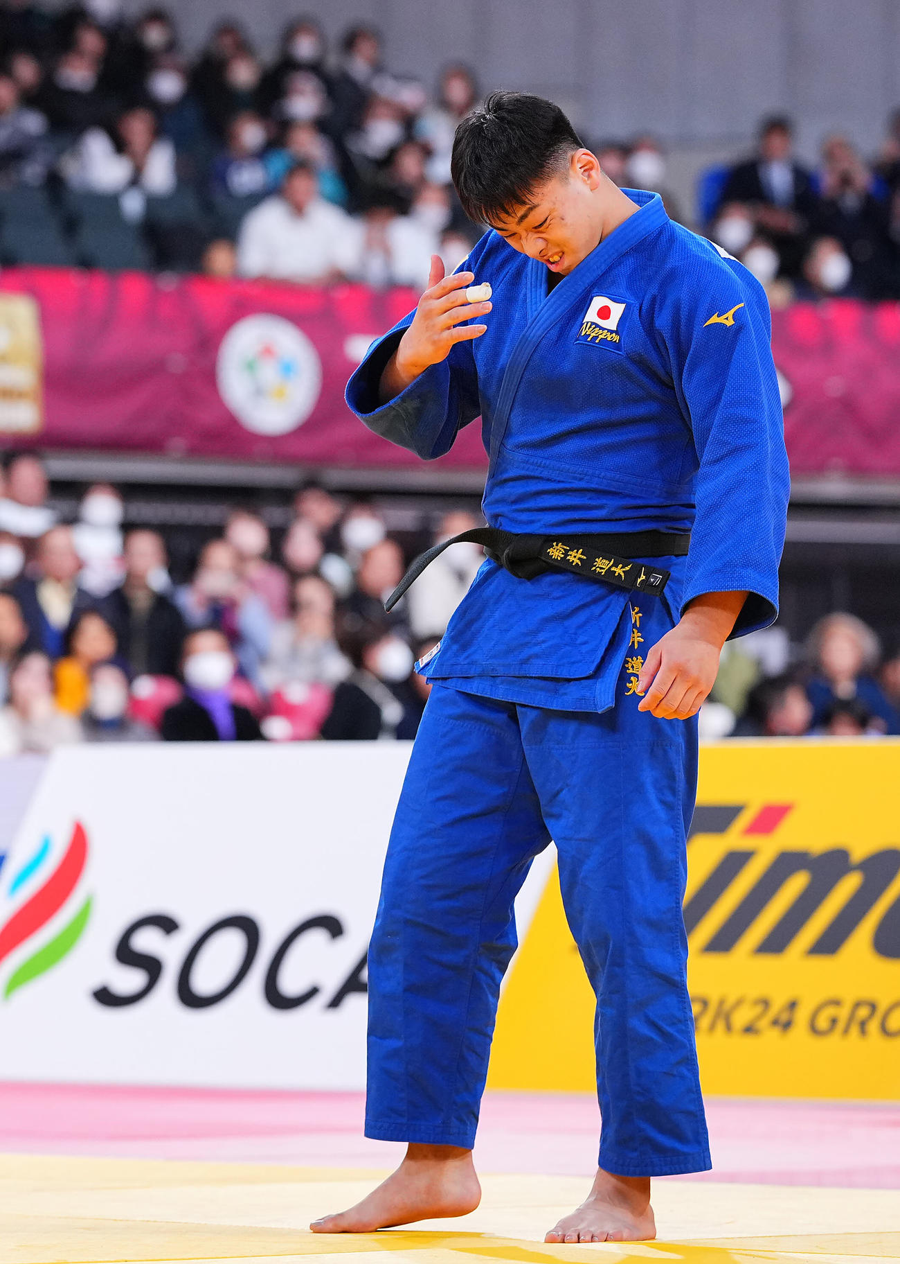 男子100キロ級決勝　一本負けを喫し厳しい表情の新井（撮影・垰建太）