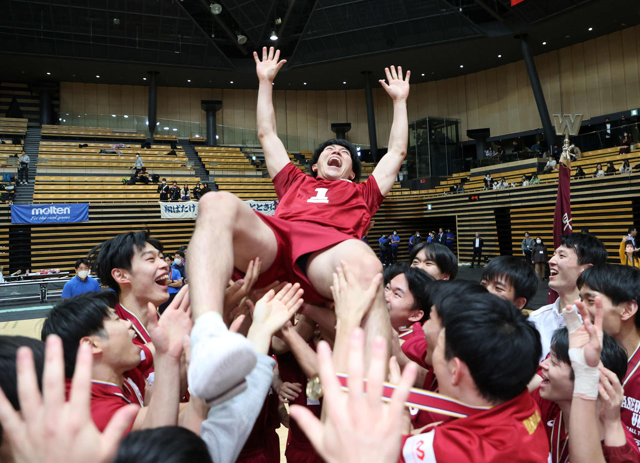 早大対順大　優勝し胴上げされる早大・水町（撮影・鈴木正人）