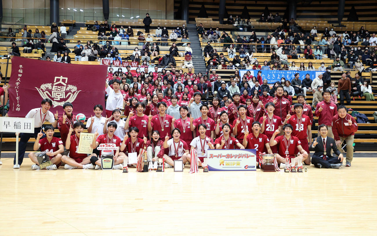 早大対順大　優勝した早大の選手たちは笑顔で記念撮影（撮影・鈴木正人）