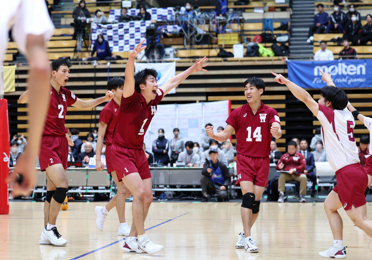 早大対順大　優勝し喜ぶ早大の選手たち（撮影・鈴木正人）