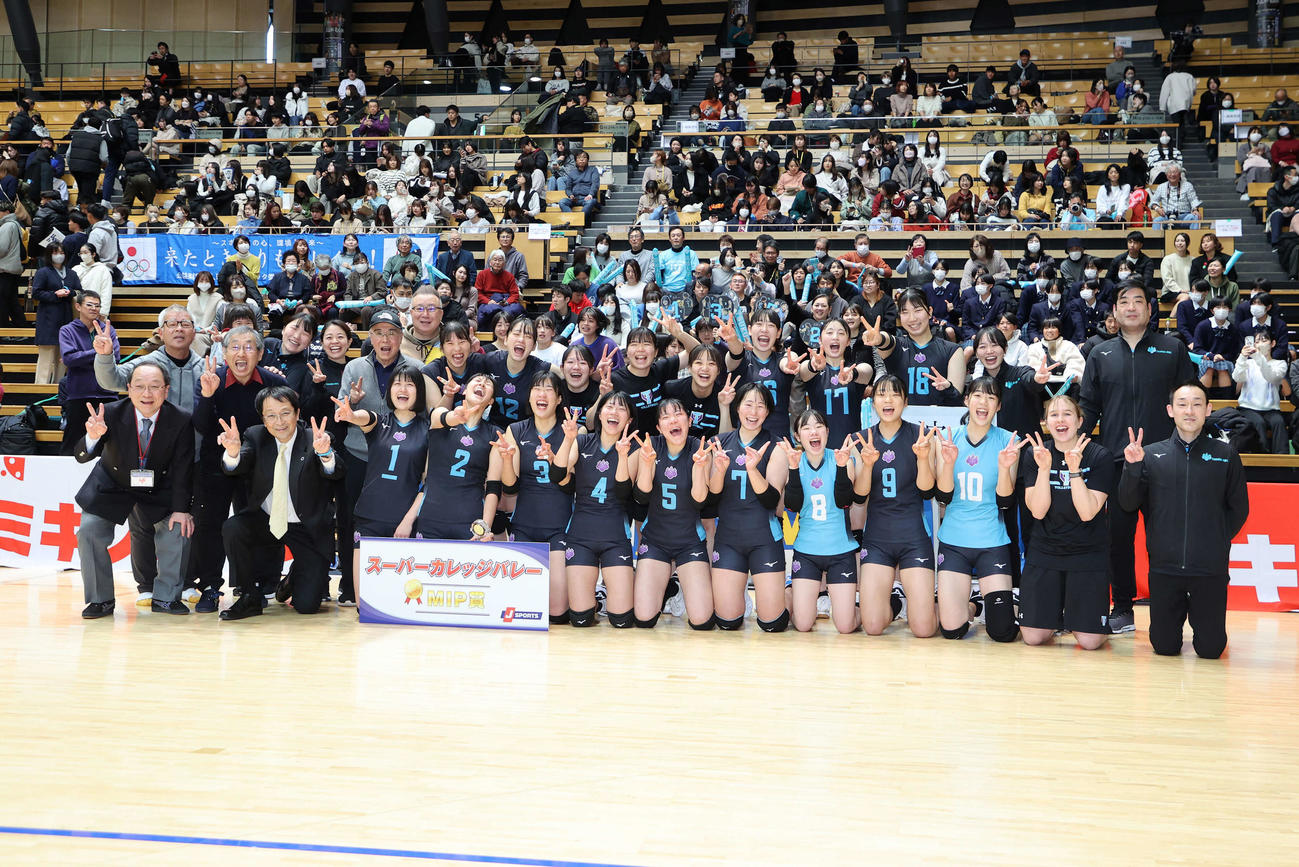 筑波大対東海大　優勝した筑波大の選手たちは笑顔で記念撮影（撮影・鈴木正人）
