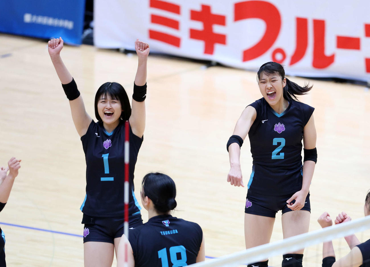 筑波大対東海大　第2セット、ポイントを奪いガッツポーズする筑波大・大山（左）と佐藤（撮影・鈴木正人）