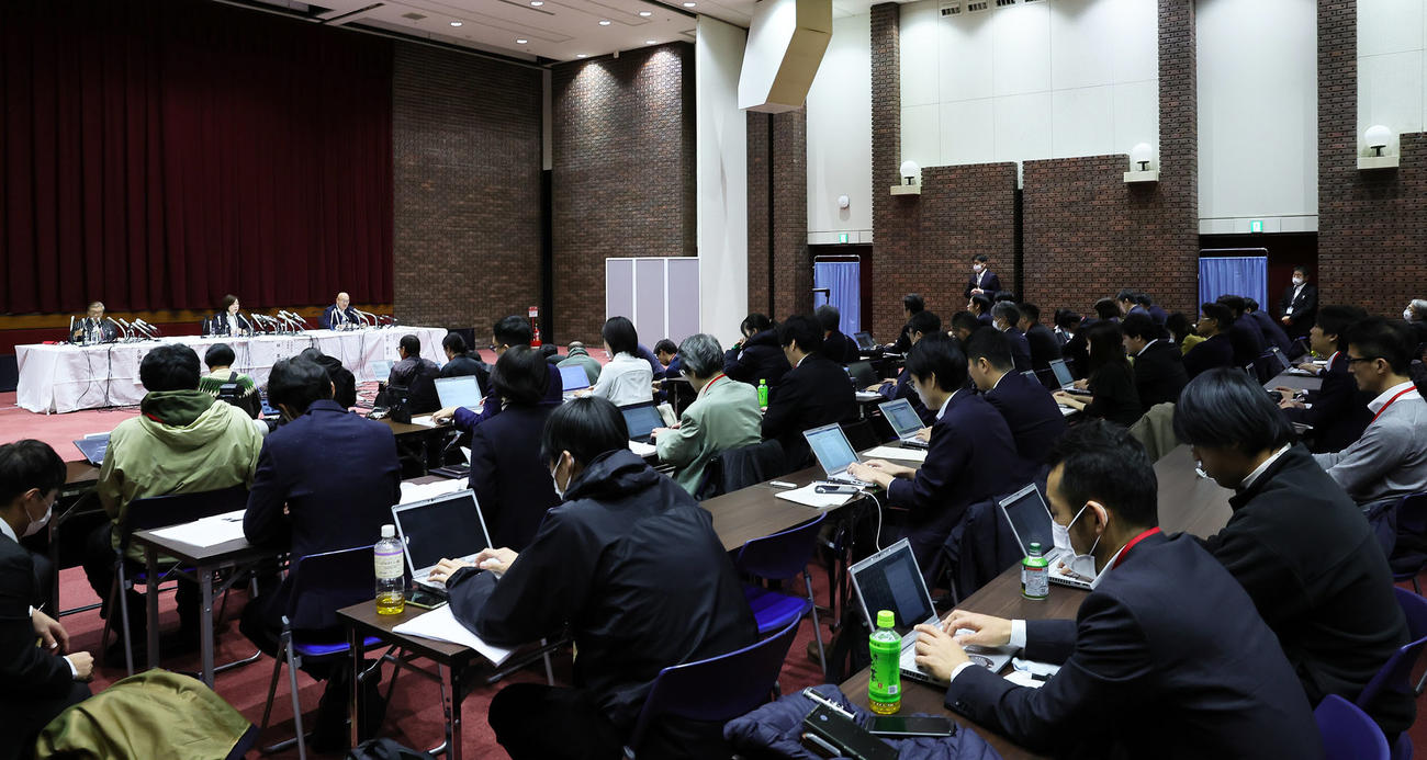 多くの報道陣が集まる中、日大・林真理子理事長らの会見が行われる（撮影・足立雅史）