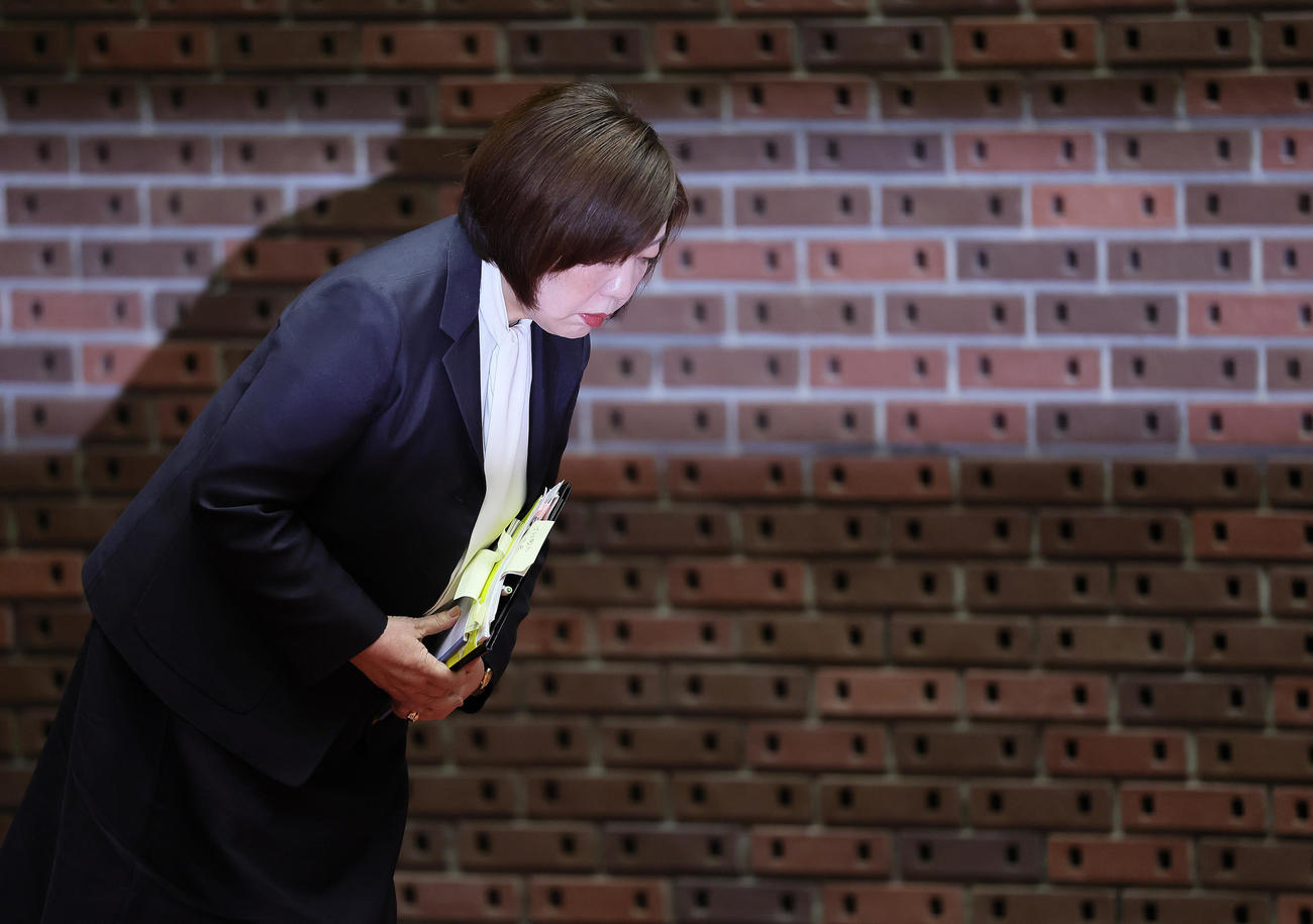 会見に登壇し、頭を下げる日大・林真理子理事長（撮影・足立雅史）