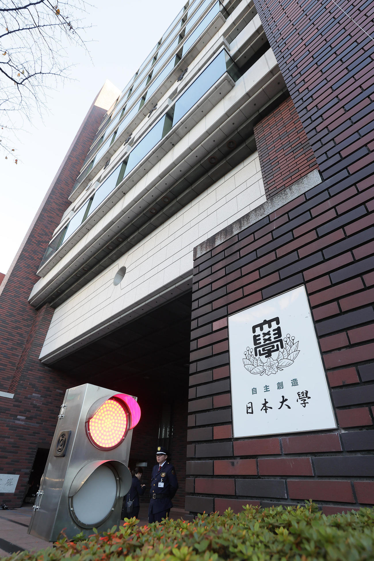 会見が行われる日大会館（撮影・足立雅史）