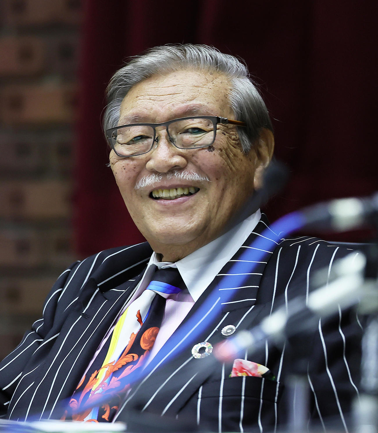 質問に苦笑いする第三者委員会の久保利英明議長（撮影・足立雅史）