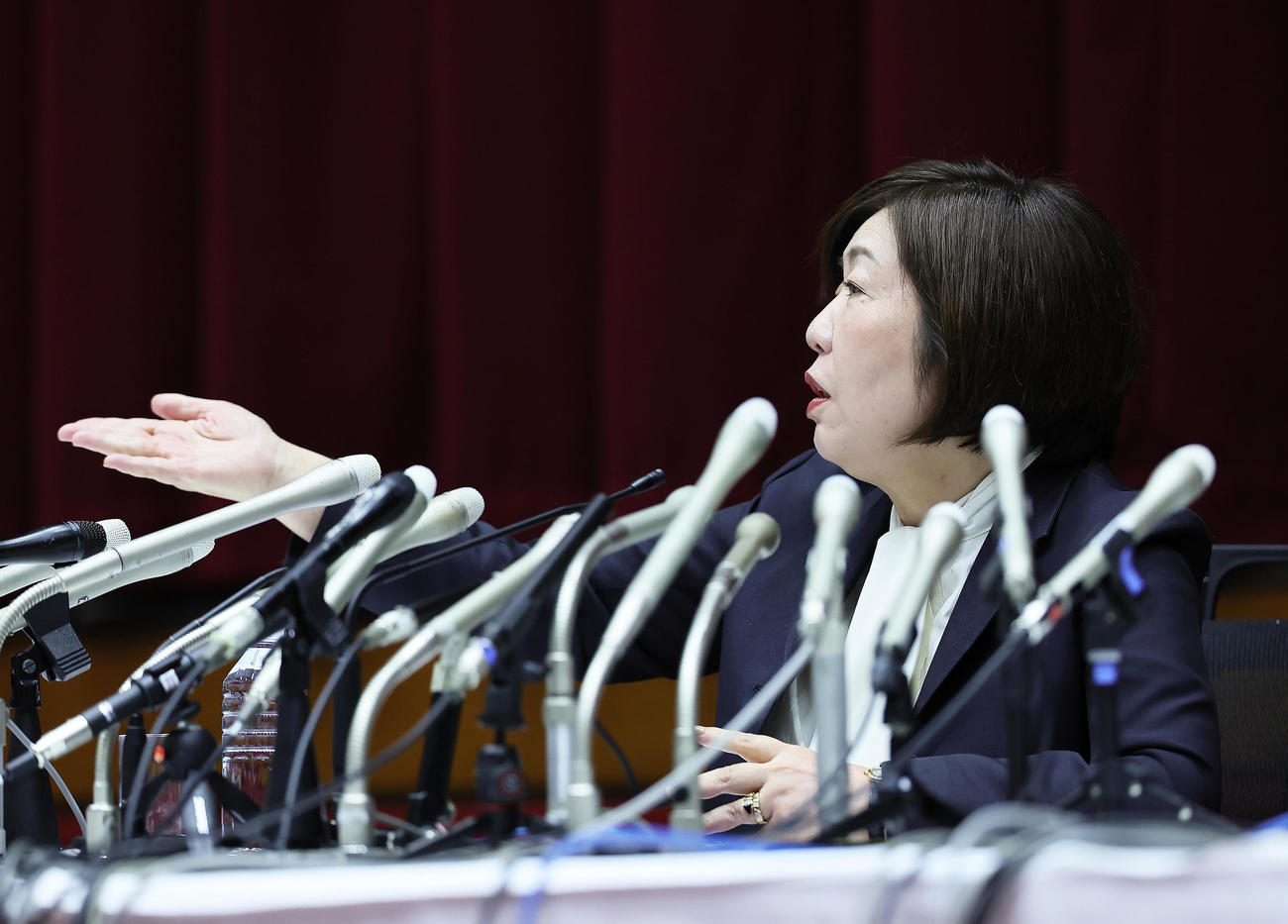 司会に進行を促す日大・林真理子理事長（撮影・足立雅史）