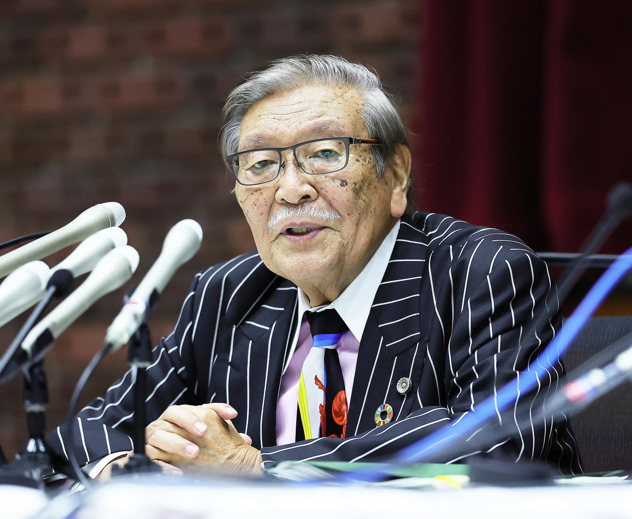 日大アメフト部薬物事件関連　質問に答える第三者委員会の久保利英明議長（撮影・足立雅史）