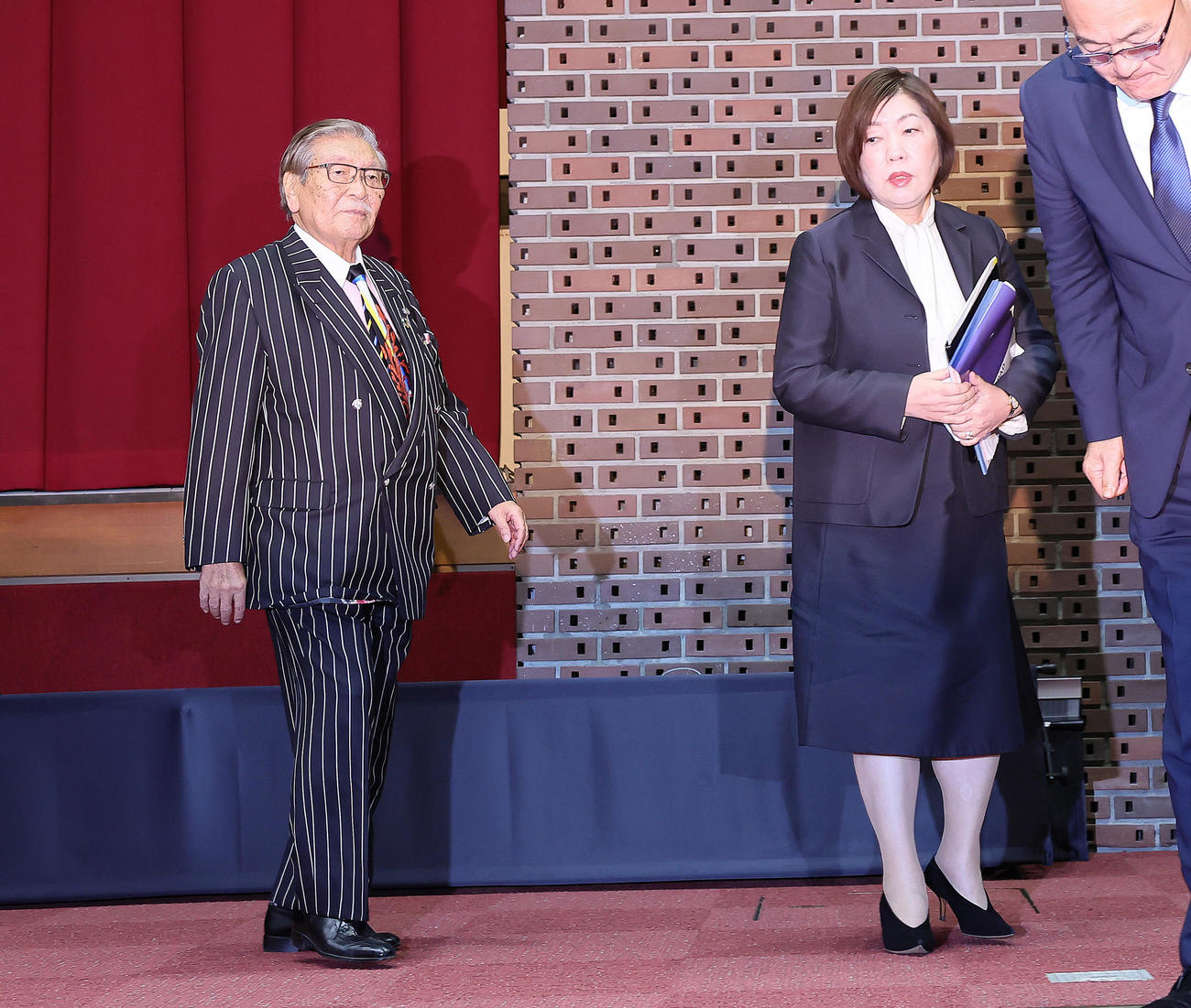会見を終え、引き揚げる林真理子理事長（右）と第三者委員会の久保利英明議長（撮影・足立雅史）
