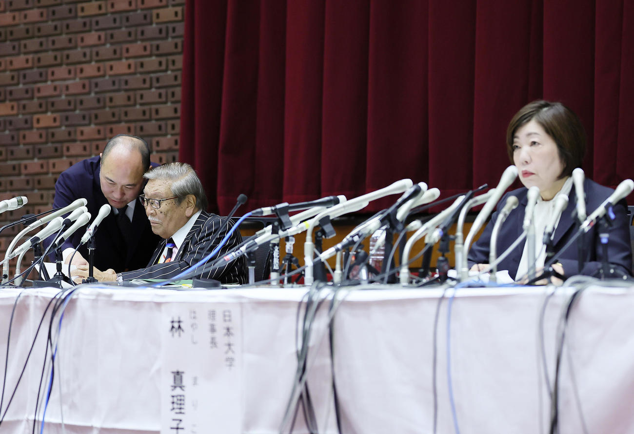 会見中、司会者（左）と話す第三者委員会の久保利英明議長（中央）。右は林真理子理事長（撮影・足立雅史）