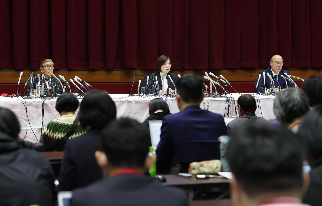 会見に登壇した、左から第三者委員会の久保利英明議長、日大・林真理子理事長、再発防止策検討委員会の益子俊志委員長（撮影・足立雅史）