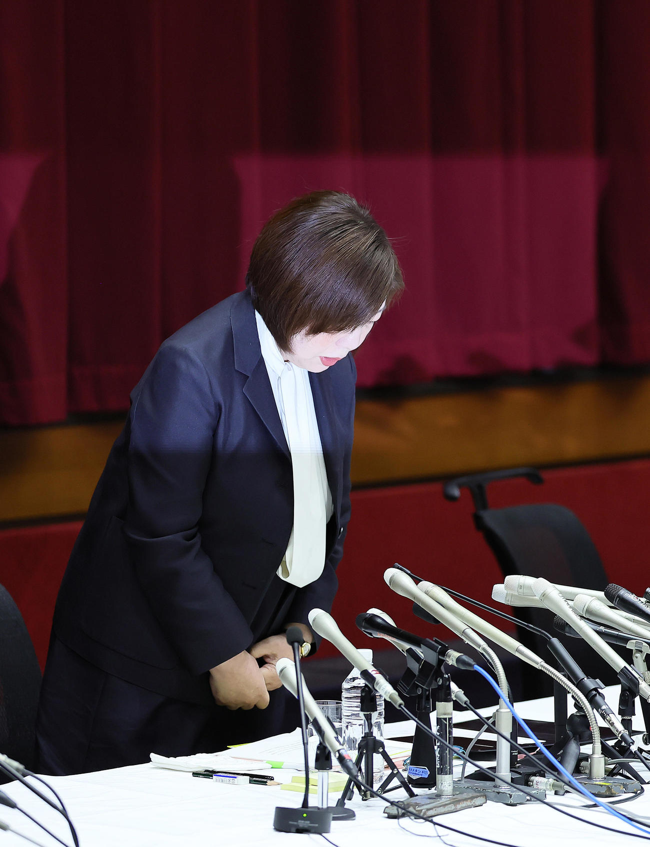 会見に登壇し、頭を下げる日大・林真理子理事長（撮影・足立雅史）