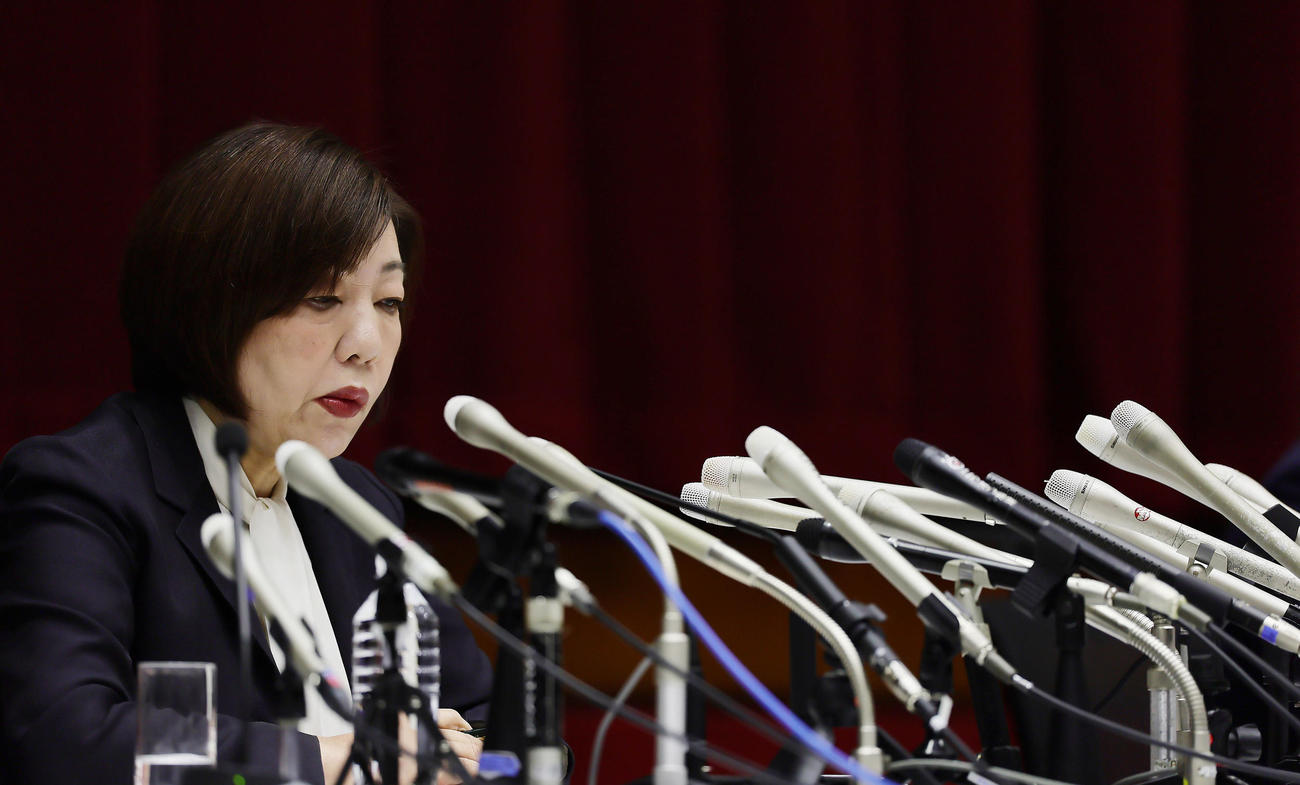 会見で渋い顔を見せる日大・林真理子理事長（撮影・足立雅史）