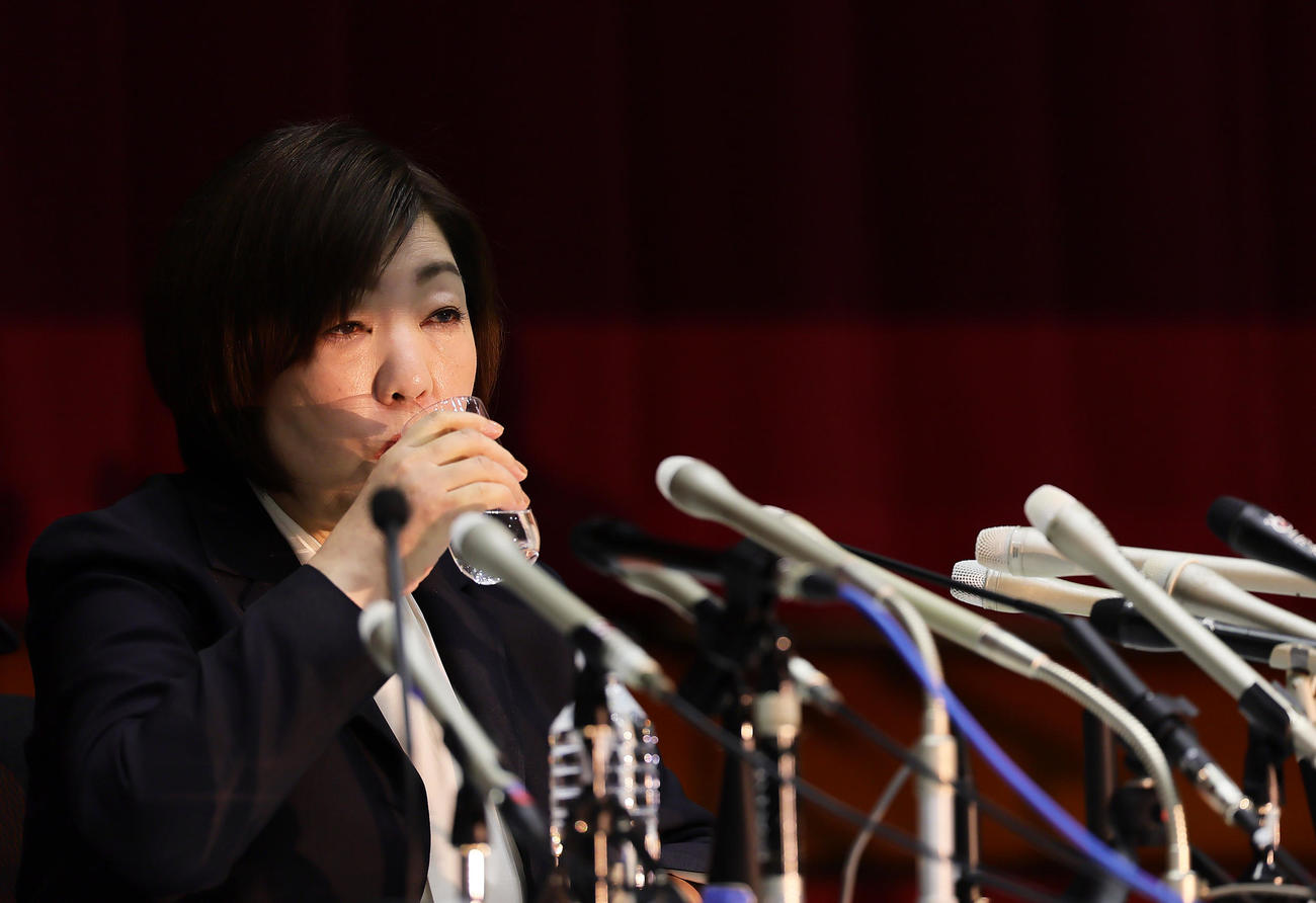 会見中、水を飲む日大・林真理子理事長（撮影・足立雅史）