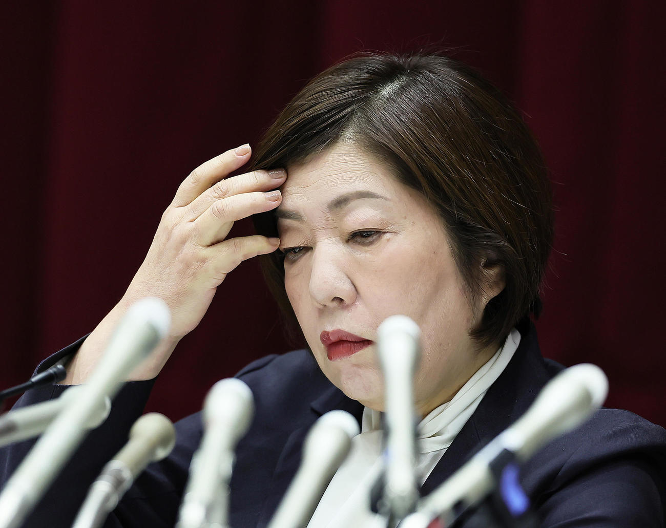 会見で渋い顔を見せる日大・林真理子理事長（撮影・足立雅史）