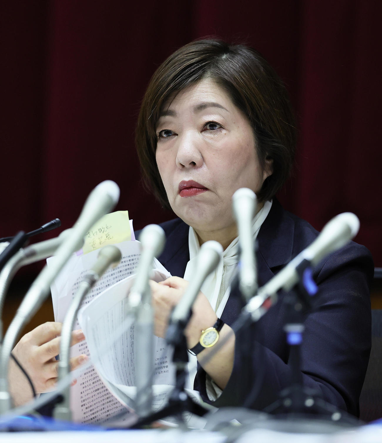 資料に目を通す日大・林真理子理事長（撮影・足立雅史）