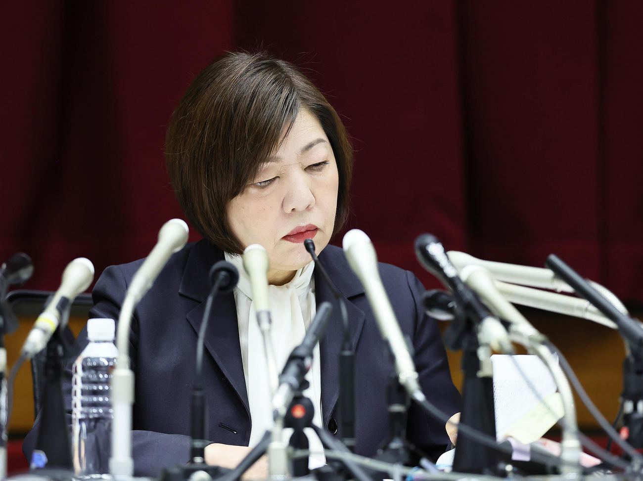 会見中、資料を確認する日大・林真理子理事長（撮影・足立雅史）