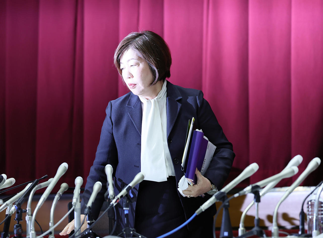 会見場を後にする日大・林真理子理事長（撮影・足立雅史）