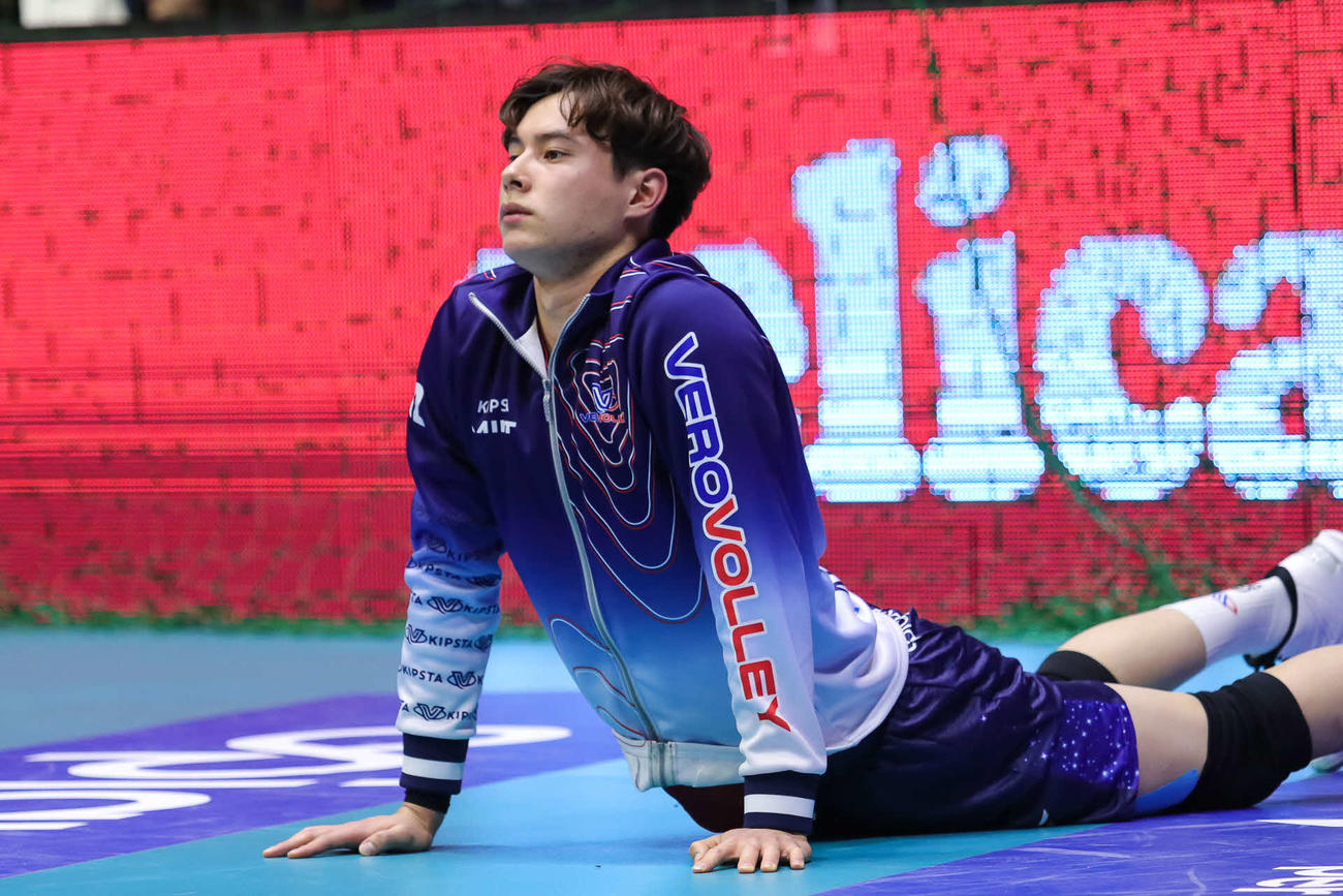 試合前にアップするモンツァの高橋藍（C）セリエA