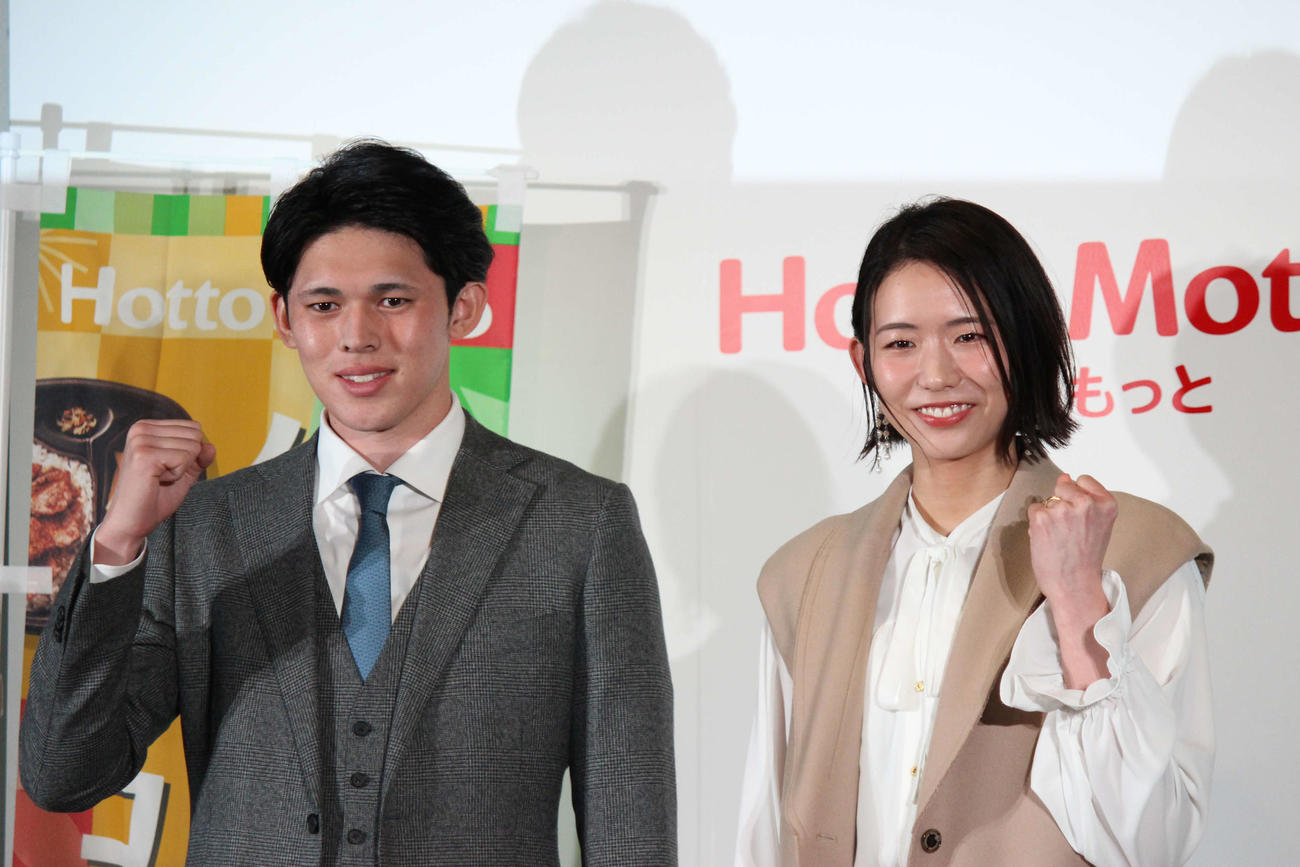 ほっともっとのイベントでロッテ佐々木朗希（左）とともに写真に納まる古賀紗理那（撮影・勝部晃多）