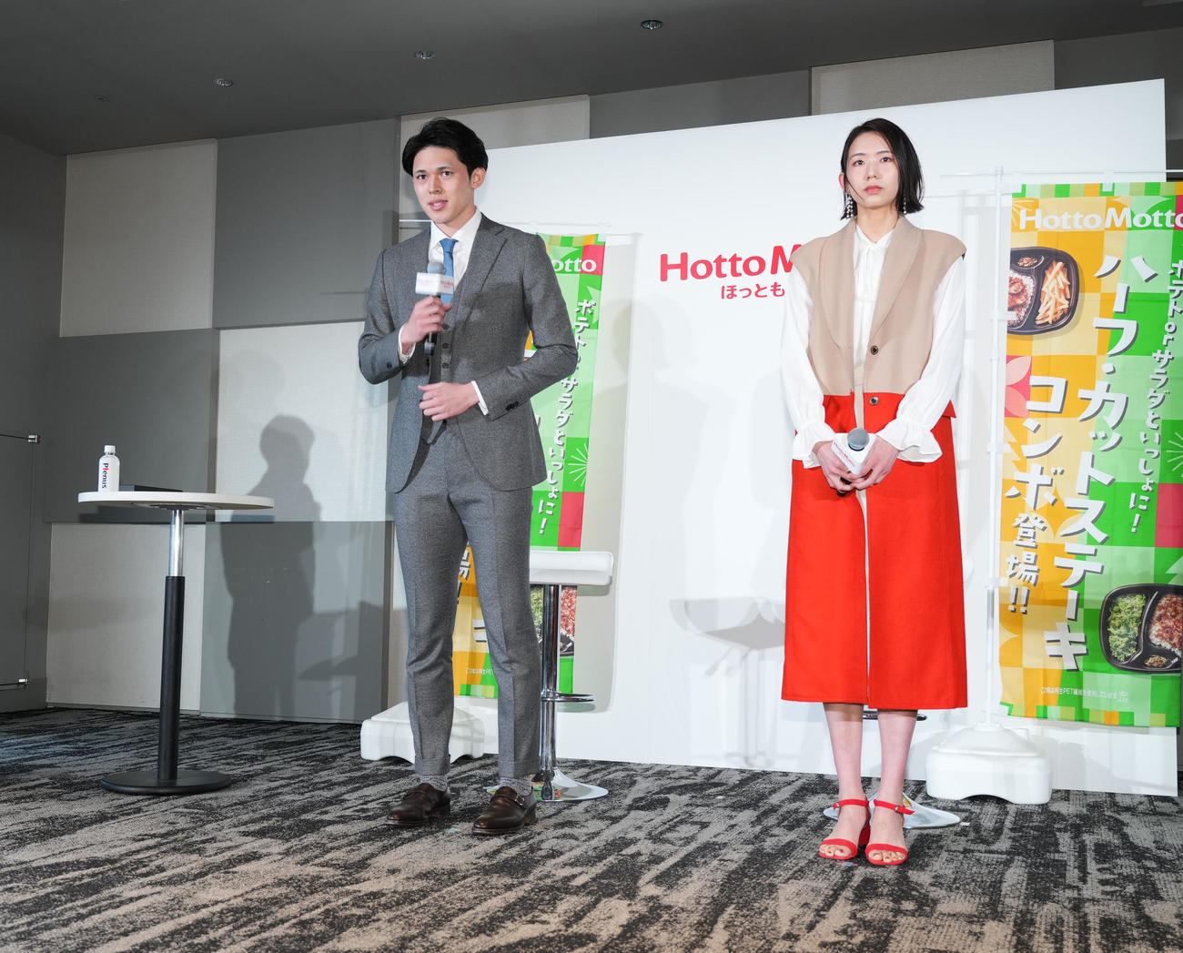 イベントにスーツ姿で登場するロッテ佐々木朗。右は女子バレーボールの古賀（撮影・菅敏）