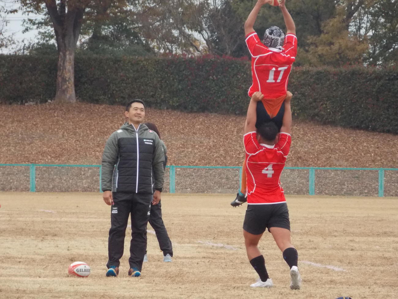 U20日本代表の底上げを目的とした熊谷合宿で練習を指揮した大久保直弥ヘッドコーチ（左）（撮影・松本航）