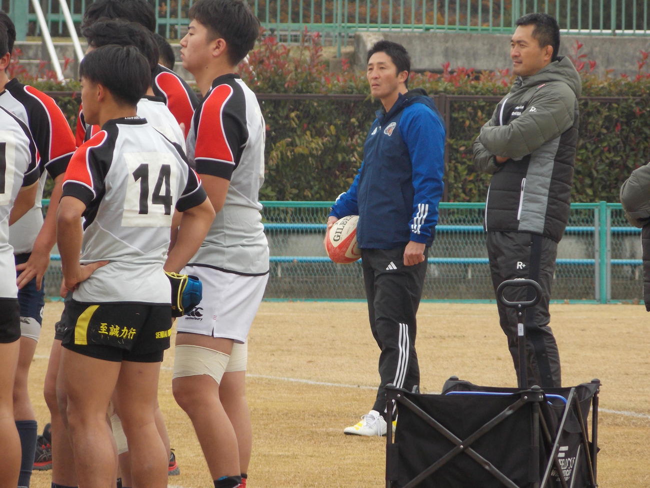U20日本代表の底上げを目的とした熊谷合宿で練習を指揮した大久保直弥ヘッドコーチ（右）（撮影・松本航）