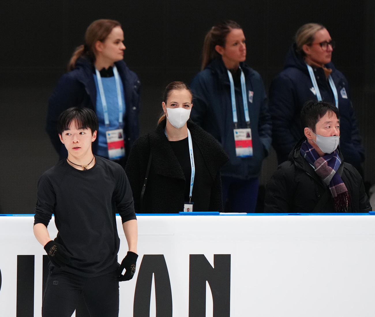 フィギュアスケートGPファイナルの公式練習に臨む鍵山（左）を見つめるコストナー・コーチ。右は父正和コーチ（撮影・江口和貴）