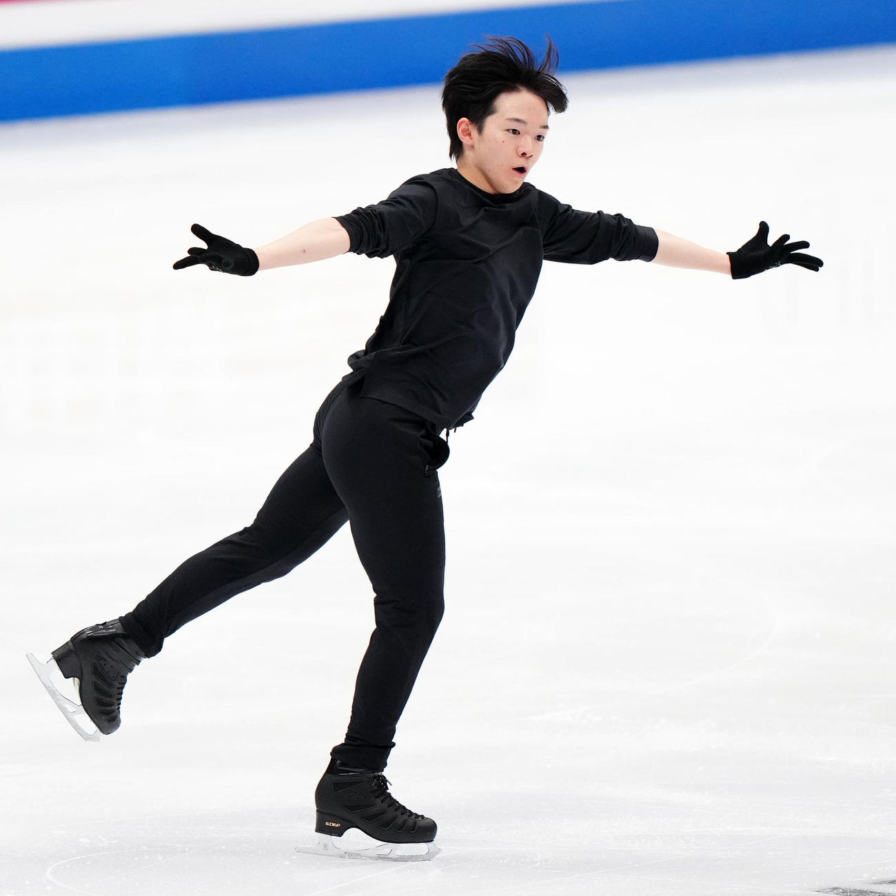 フィギュアスケートGPファイナルの公式練習に臨む鍵山（撮影・江口和貴）