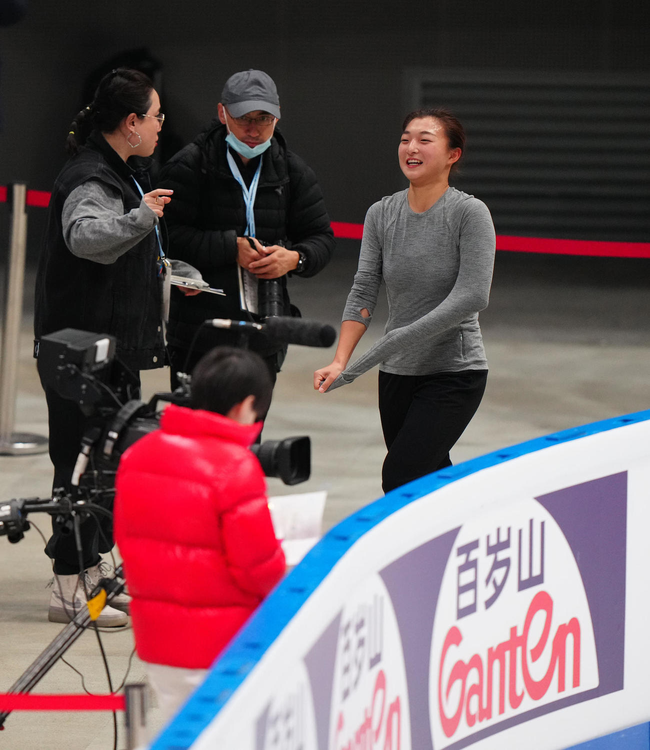 フィギュアスケートGPファイナルの公式練習中、リンクに戻る坂本（右）（撮影・江口和貴）