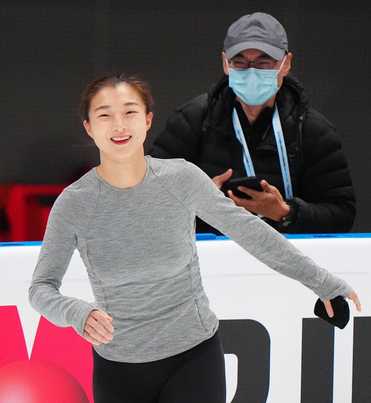 フィギュアスケートGPファイナルの公式練習中、笑顔を見せる坂本（撮影・江口和貴）