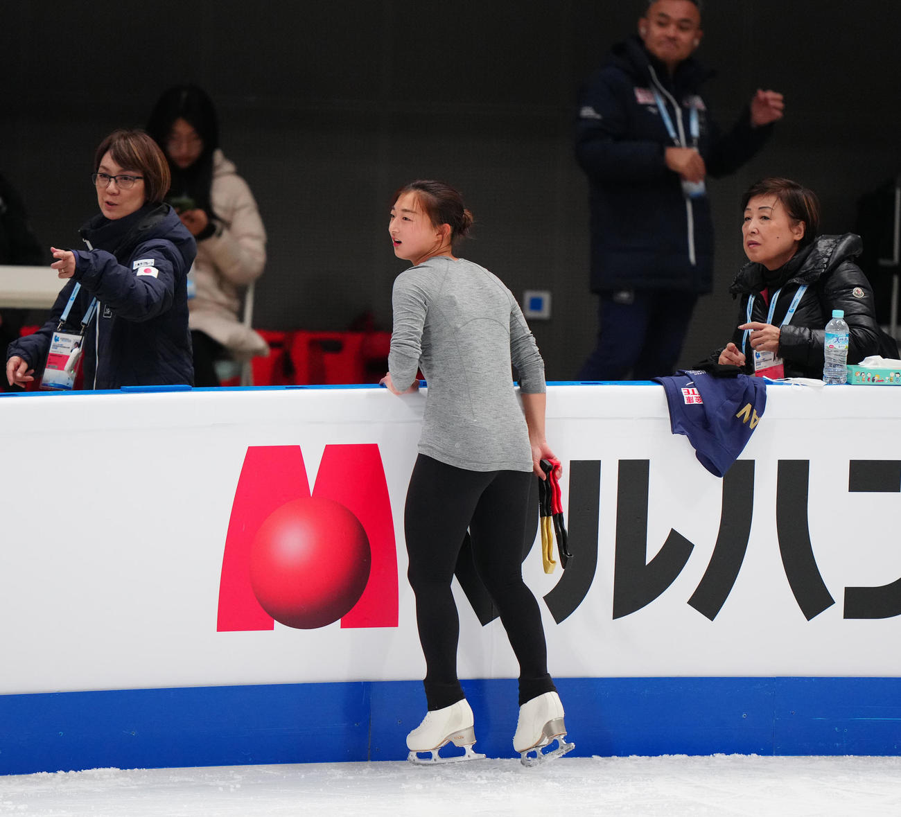 フィギュアスケートGPファイナルの公式練習中、リンクを出る坂本（中央）（撮影・江口和貴）