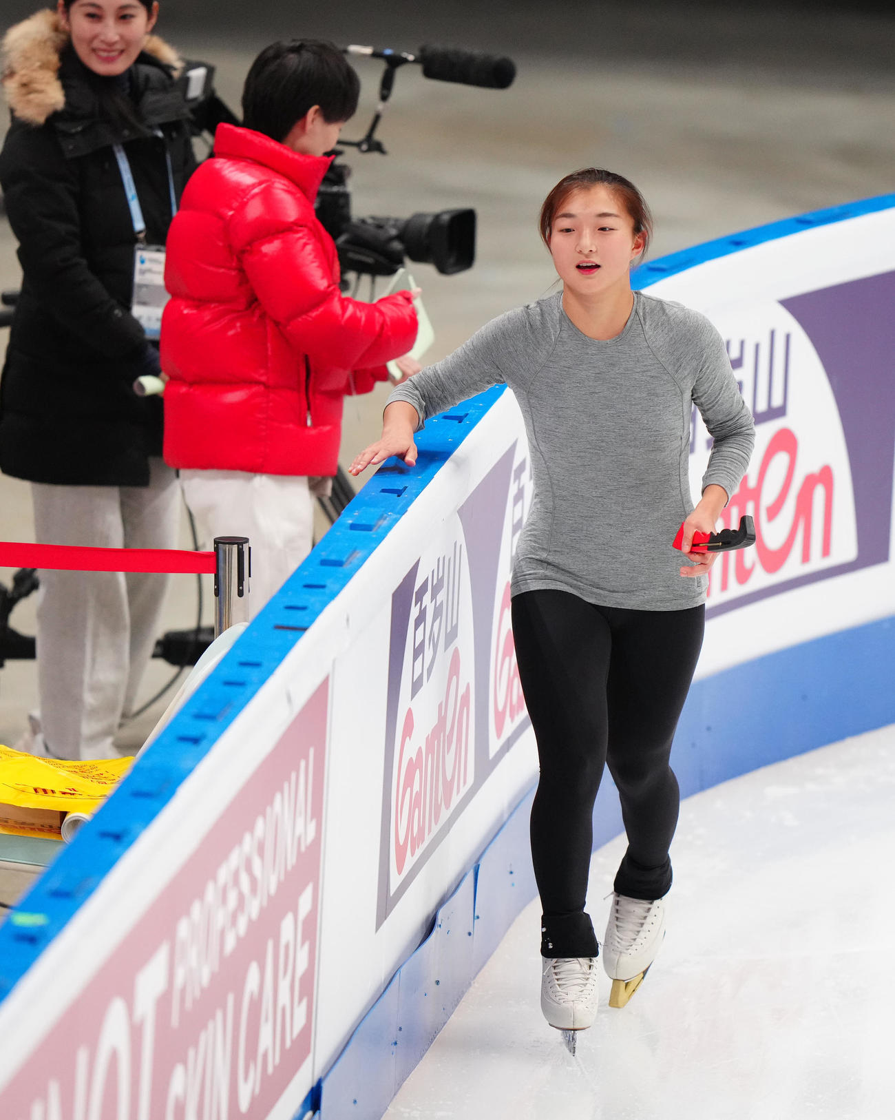 フィギュアスケートGPファイナルの公式練習中、リンクを出る坂本（撮影・江口和貴）