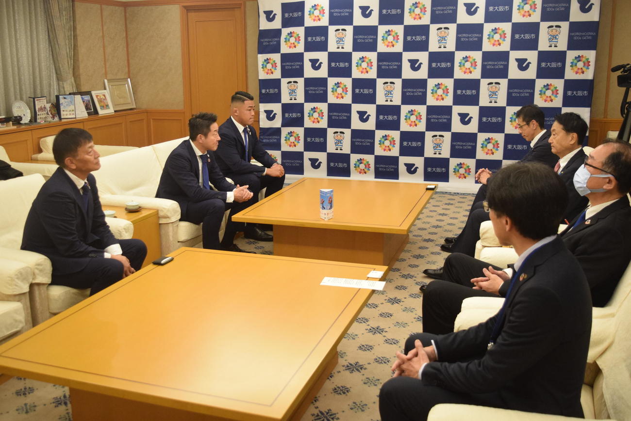 東大阪市の野田義和市長を表敬訪問した　左から）向井昭吾、飯泉景弘ゼネラルマネジャー、野中翔平主将（撮影・阪口孝志）