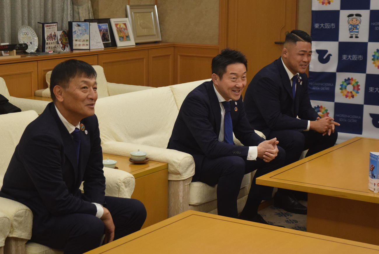 東大阪市の野田義和市長を表敬訪問した　左から）向井昭吾、飯泉景弘ゼネラルマネジャー、野中翔平主将（撮影・阪口孝志）